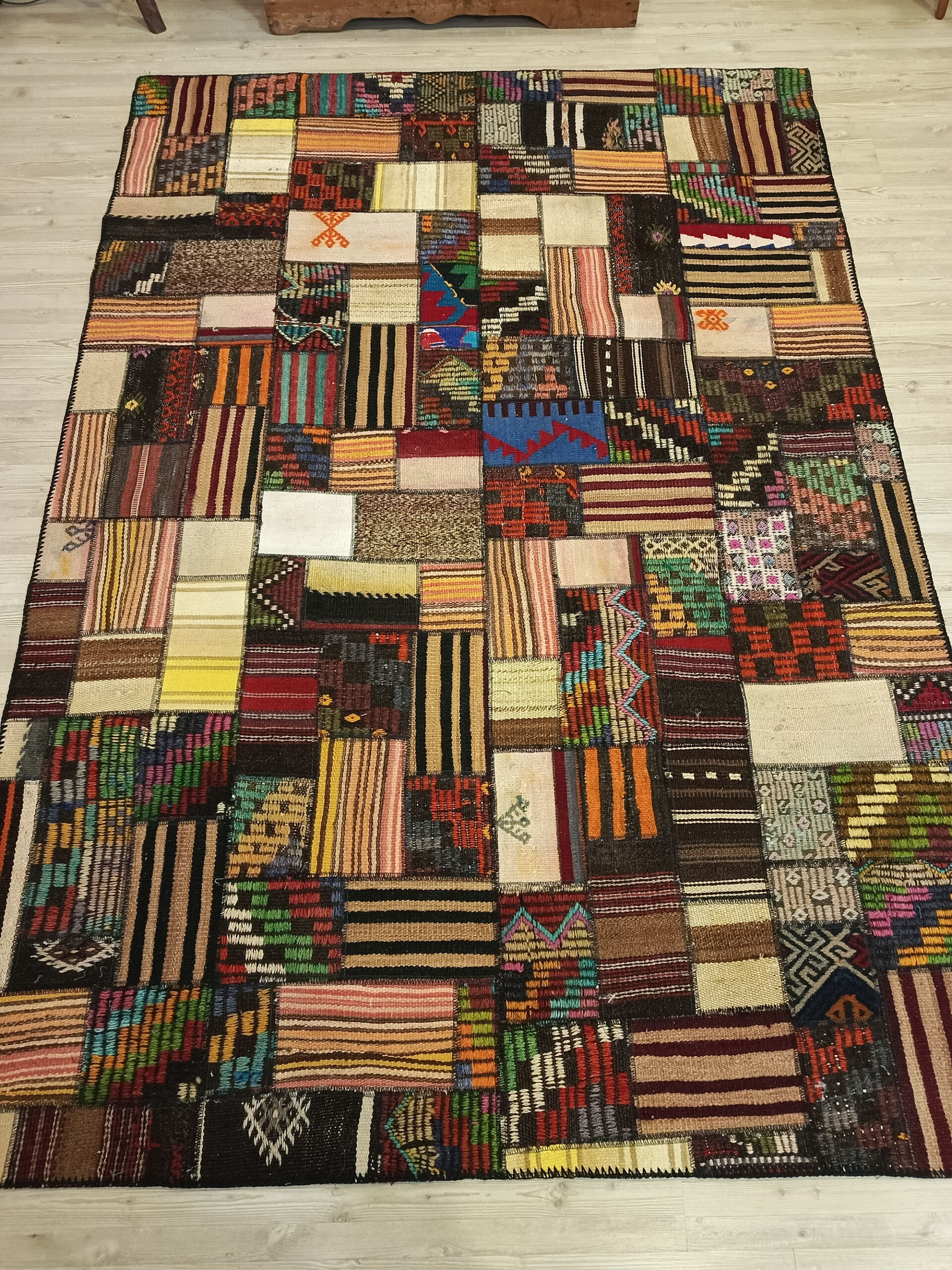 İnce İşçilik El Dokuma Patchwork Halı   160x230 cm  6409