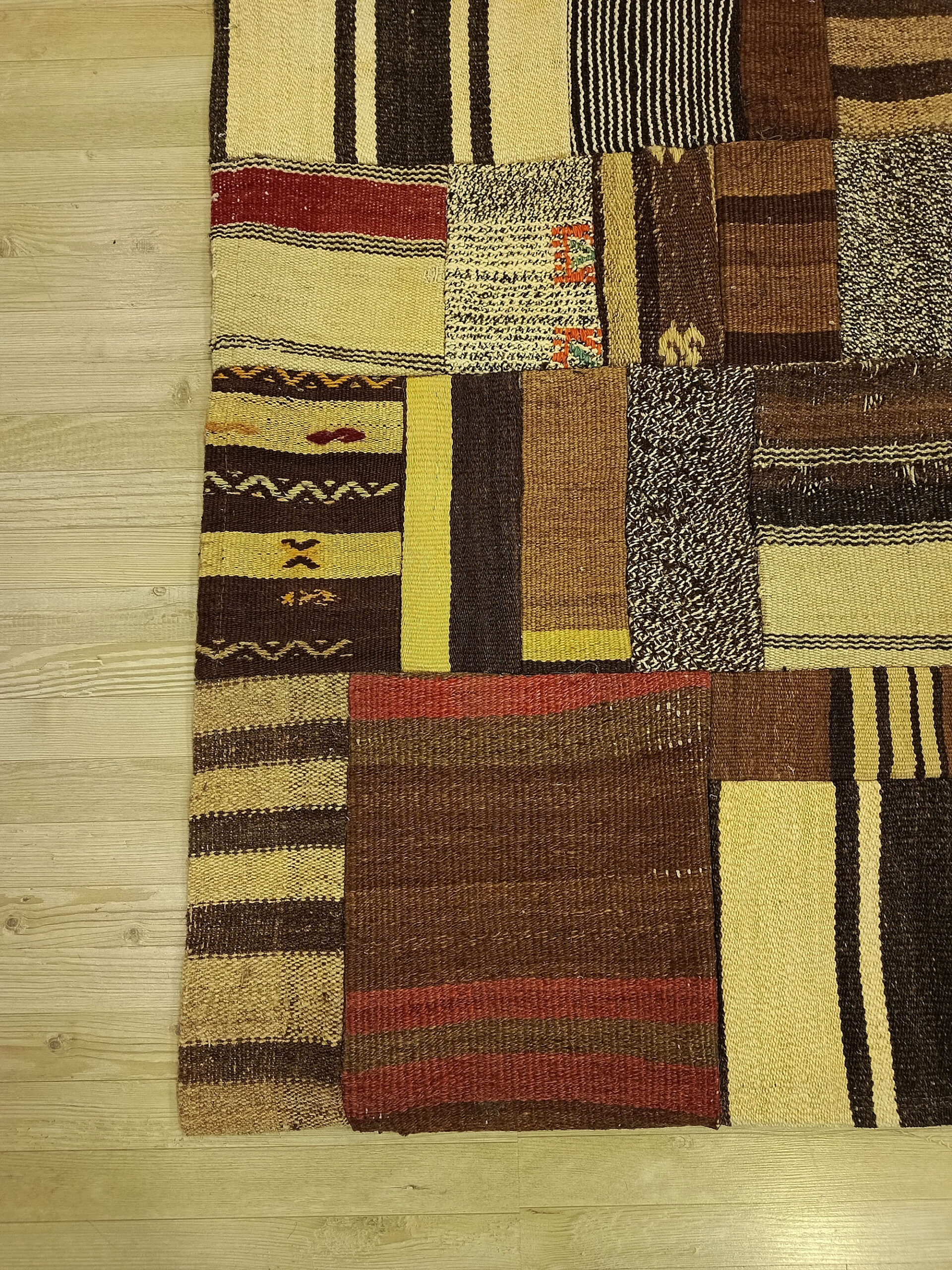 El Dokuma Özel Tasarım Patchwork Halı 116x173 cm 6414 - Görsel 3